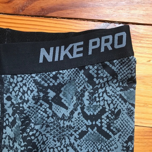 Nike Pro Gray Snakeskin Capris Leggings, EUC, M - Picture 5 of 15